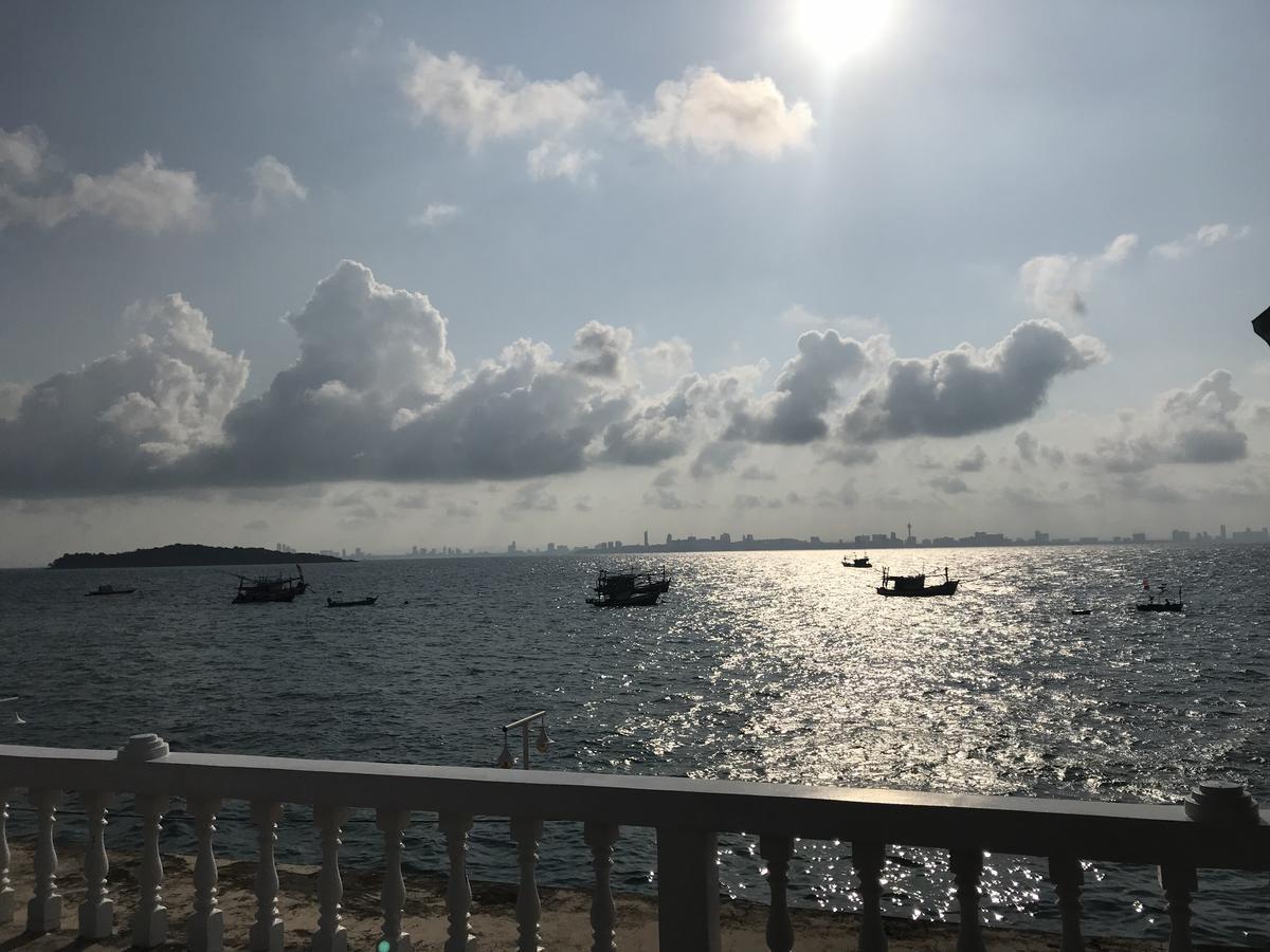 Island Inn Ko Lan Bagian luar foto