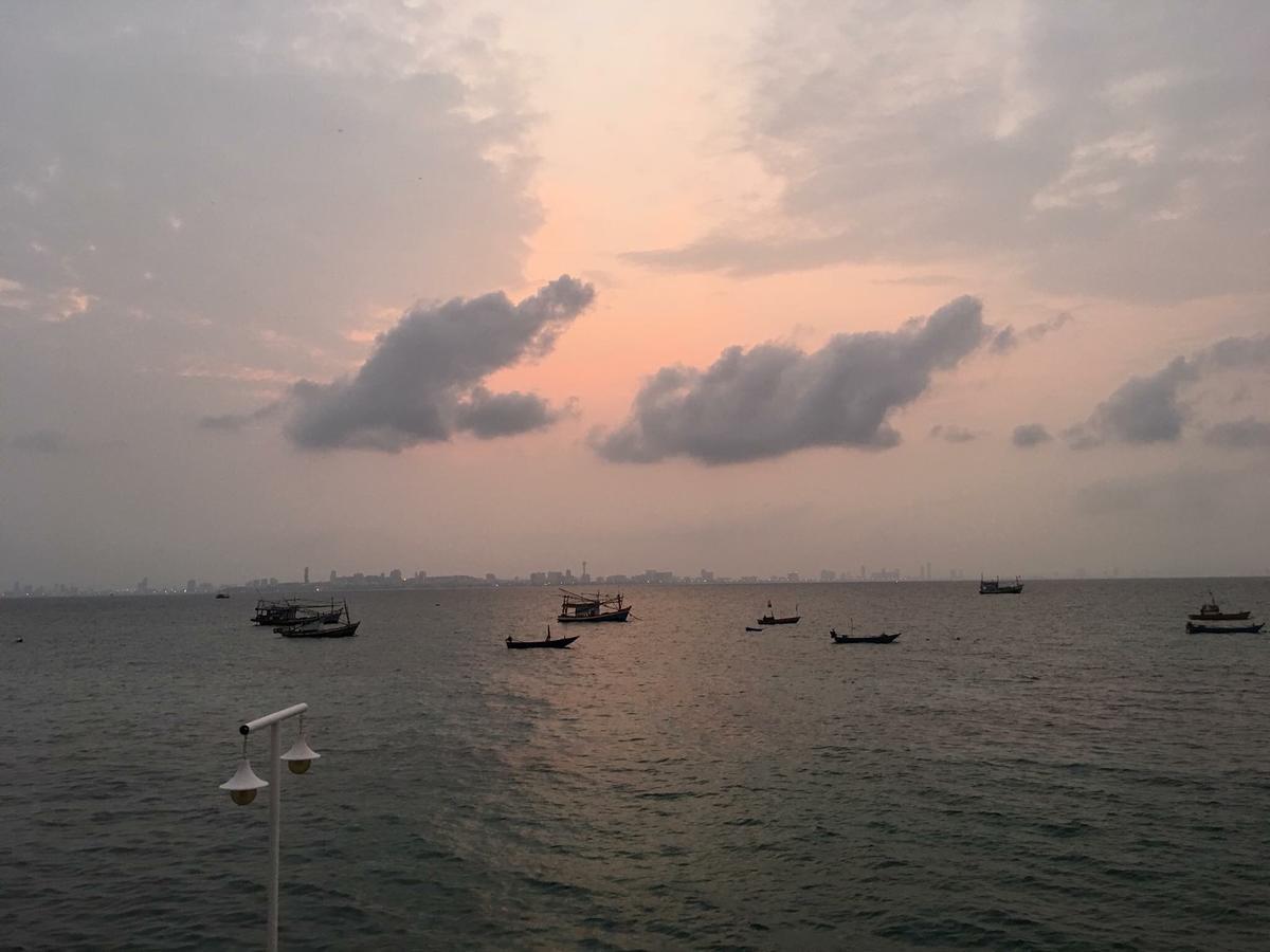 Island Inn Ko Lan Bagian luar foto